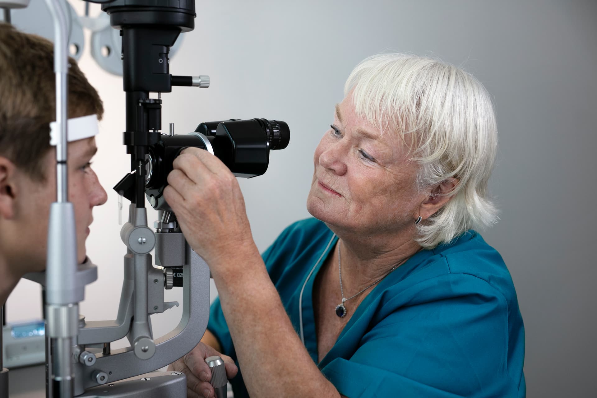 en ögonläkare undersöker rött öga på en patient